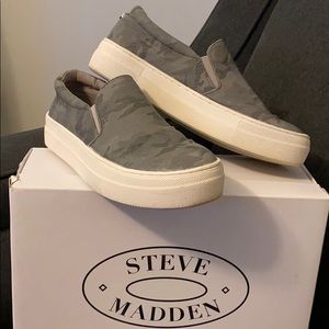 Steve Madden Gills Grey Metallic Camo Sneaker